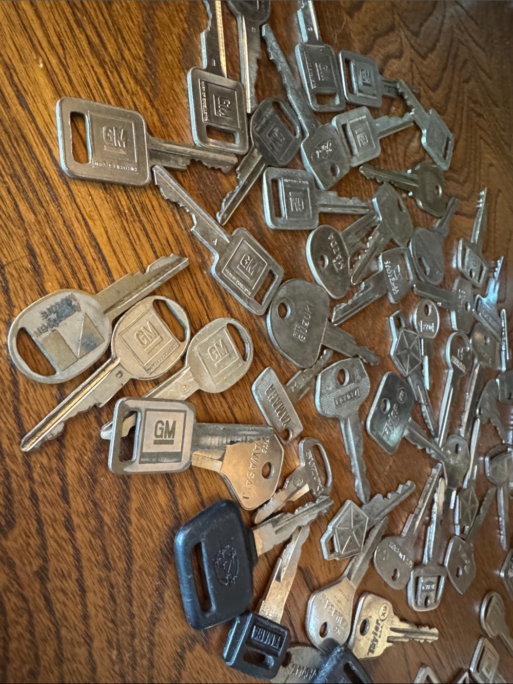 72 Vintage Assorted Brass, Aluminum & Steel Car Key Lot - Picture 3 of 6